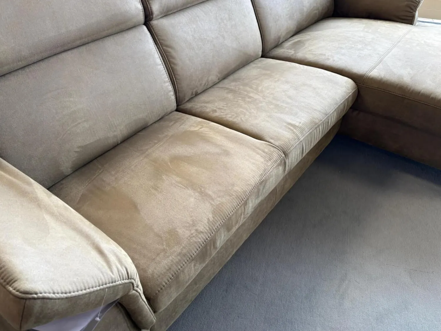 Polsteria Ecksofas|Ecksofa Lava Stoff Mikrofaser Gringo Olive Grün Grau Fuß Schwarz Mit Armteilverstellung Kopfteilverstellung Und Elektrisch Verstellbarer Sitzvorzug