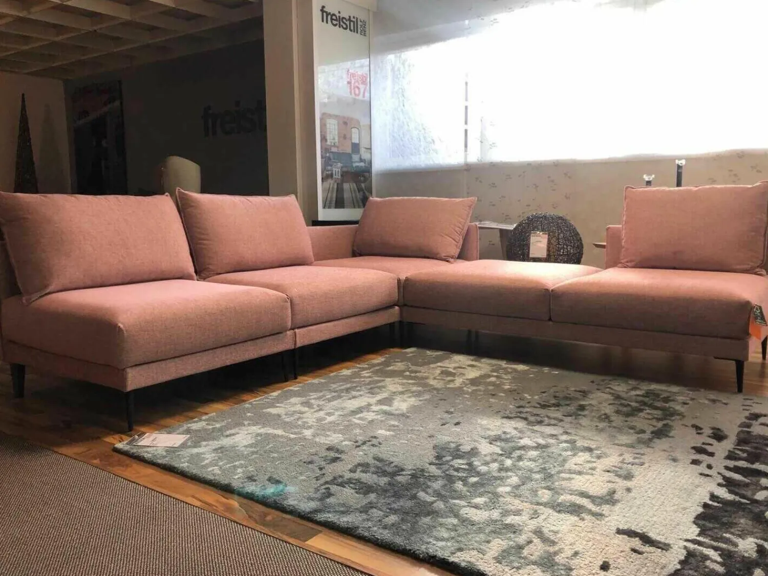 Contur Ecksofas|Ecksofa Linn Stoff Divine 61 Pink Fuß Metall Schwarz mit 4 Kissen