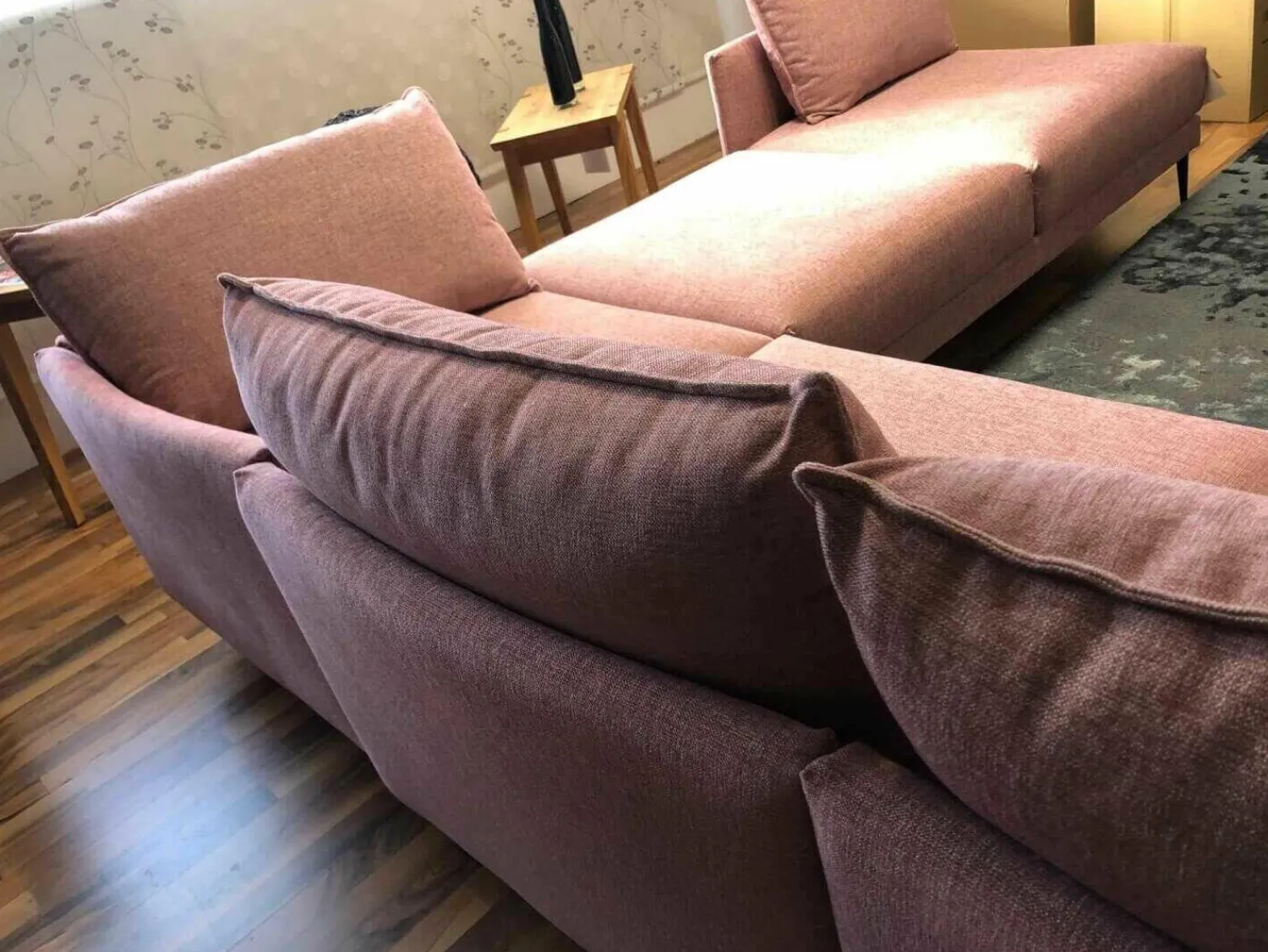 Contur Ecksofas|Ecksofa Linn Stoff Divine 61 Pink Fuß Metall Schwarz mit 4 Kissen