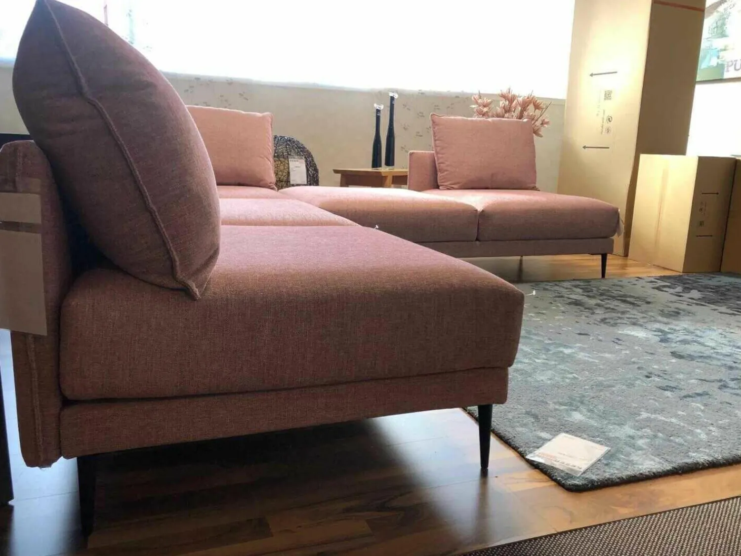 Contur Ecksofas|Ecksofa Linn Stoff Divine 61 Pink Fuß Metall Schwarz mit 4 Kissen