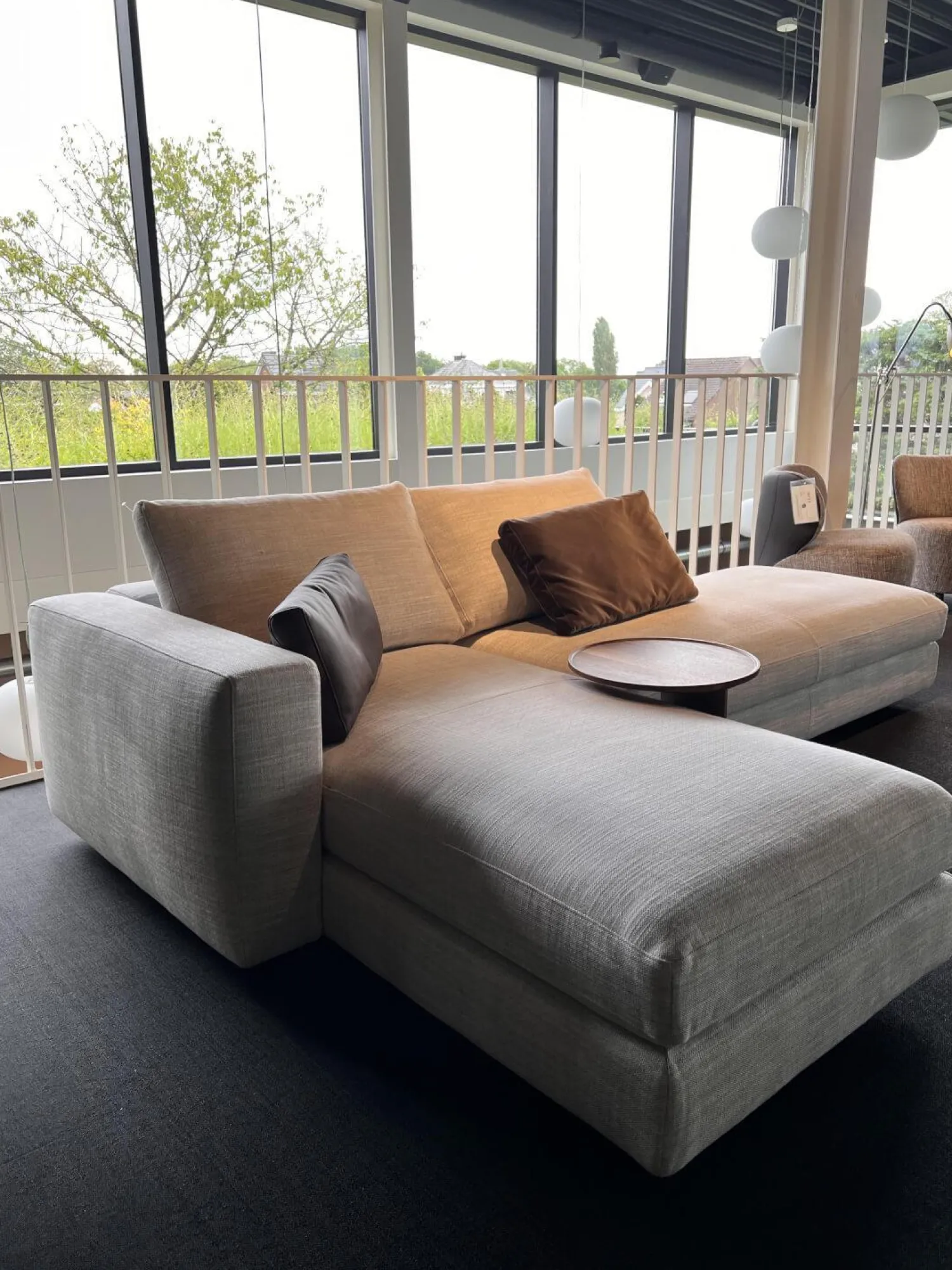 Weibelweibel Ecksofas|Ecksofa Marlo Stoff Gioia Seidengrau Holzfüße Buche Mit Drehsitz Und Beistelltisch Ava Platte Nussbaum Massiv