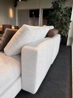 Weibelweibel Ecksofas|Ecksofa Marlo Stoff Gioia Seidengrau Holzfüße Buche Mit Drehsitz Und Beistelltisch Ava Platte Nussbaum Massiv