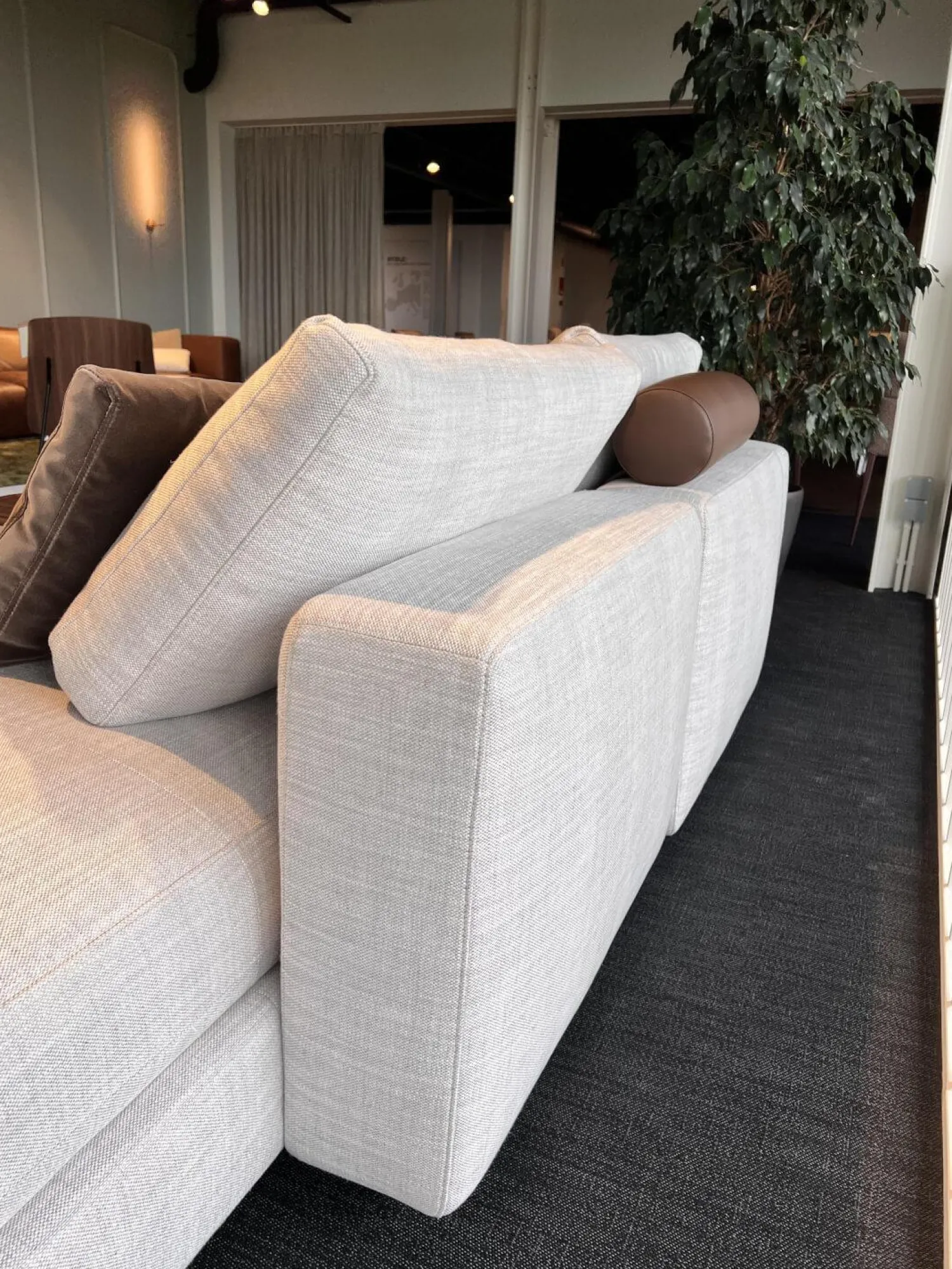 Weibelweibel Ecksofas|Ecksofa Marlo Stoff Gioia Seidengrau Holzfüße Buche Mit Drehsitz Und Beistelltisch Ava Platte Nussbaum Massiv