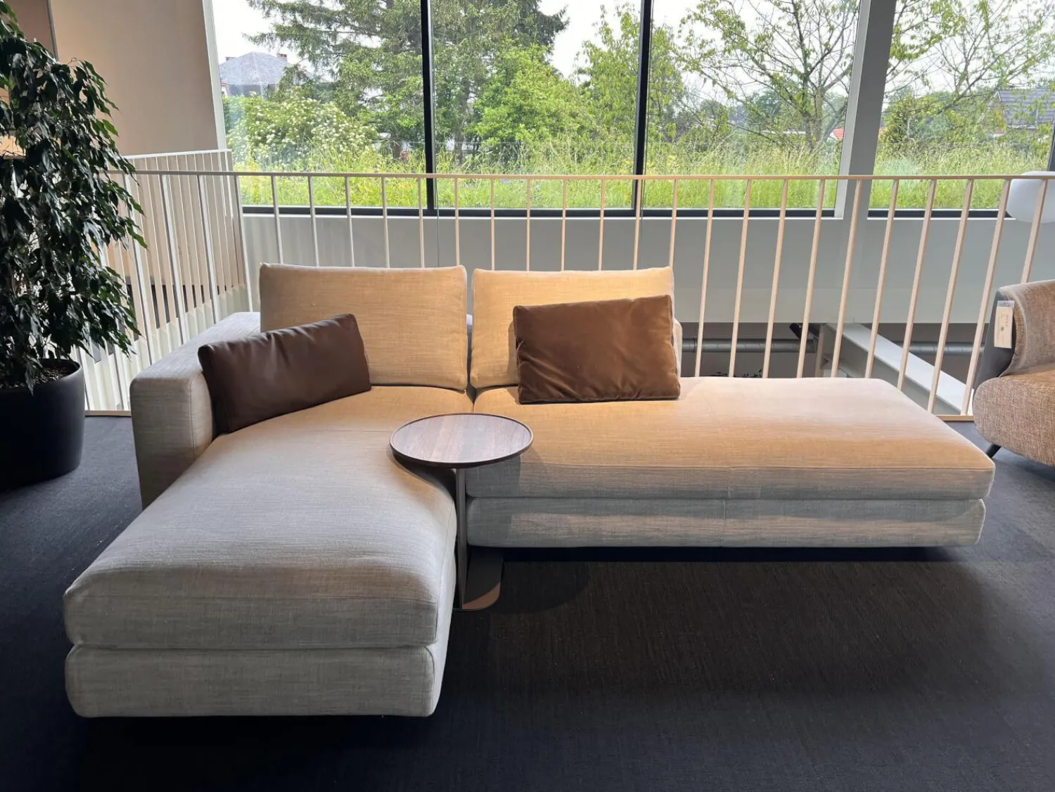 Weibelweibel Ecksofas|Ecksofa Marlo Stoff Gioia Seidengrau Holzfüße Buche Mit Drehsitz Und Beistelltisch Ava Platte Nussbaum Massiv