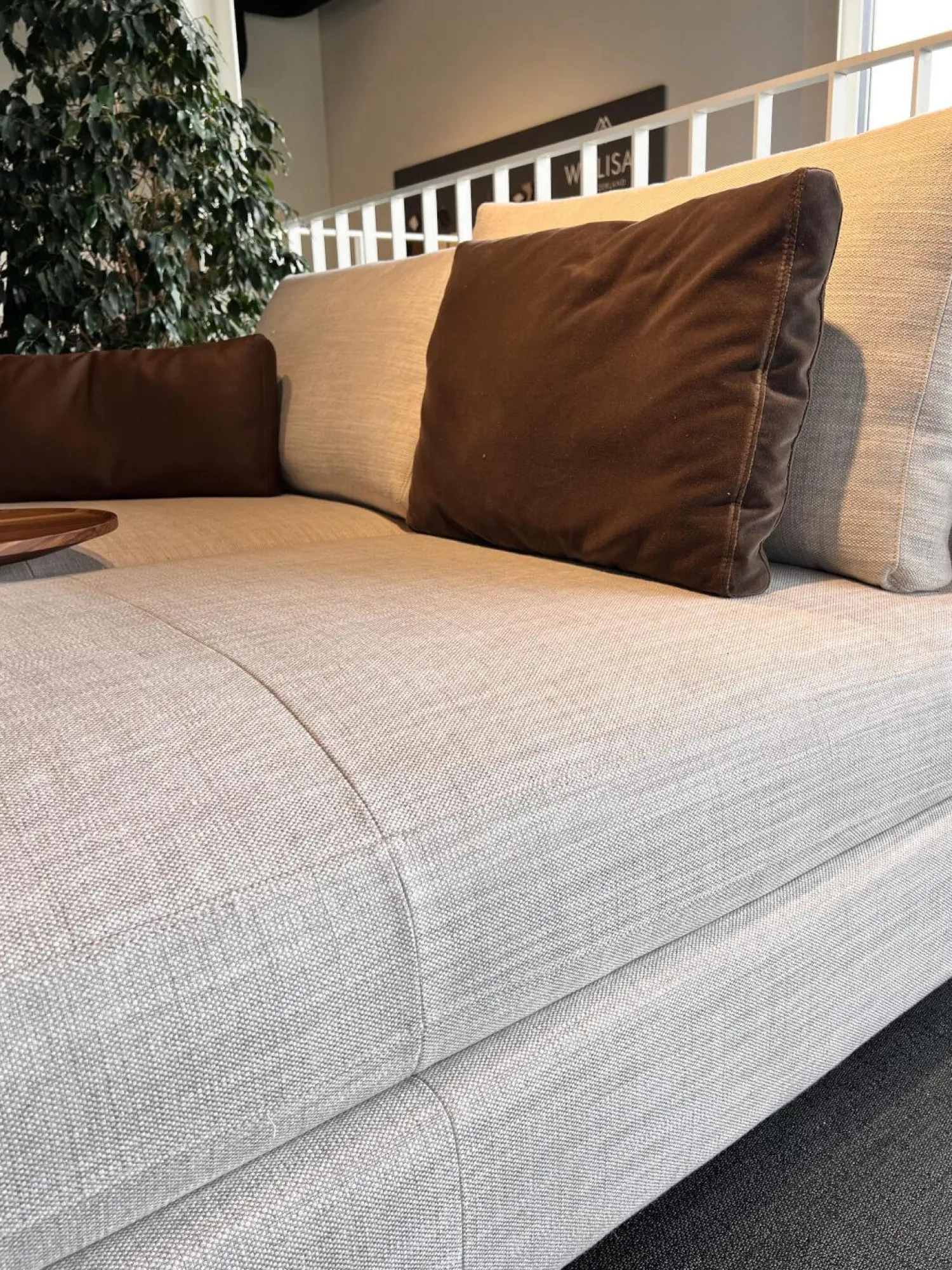 Weibelweibel Ecksofas|Ecksofa Marlo Stoff Gioia Seidengrau Holzfüße Buche Mit Drehsitz Und Beistelltisch Ava Platte Nussbaum Massiv