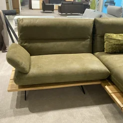 Koinor Ecksofas|Ecksofa Mary Stoff Bison Khaki Grün Naht Beige Plateau Wildeiche Massiv Geölt Kufe Schwarz
