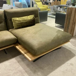 Koinor Ecksofas|Ecksofa Mary Stoff Bison Khaki Grün Naht Beige Plateau Wildeiche Massiv Geölt Kufe Schwarz