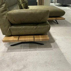 Koinor Ecksofas|Ecksofa Mary Stoff Bison Khaki Grün Naht Beige Plateau Wildeiche Massiv Geölt Kufe Schwarz