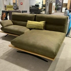 Koinor Ecksofas|Ecksofa Mary Stoff Bison Khaki Grün Naht Beige Plateau Wildeiche Massiv Geölt Kufe Schwarz