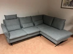 Carina Ecksofas|Ecksofa Modell 1043 Stoff Picasso Stone Grau PG 3 mit Kopfstütze und Nierenkissen