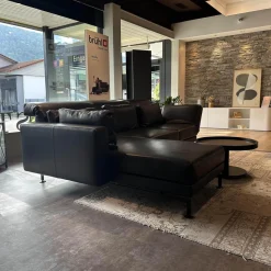 Brühl Ecksofas|Ecksofa Moule Medium Leder 5669 0010 Schwarz Fuß Kufe Schwarz Pulverbeschichtet Mit Kissen