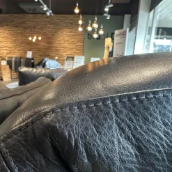 Brühl Ecksofas|Ecksofa Moule Medium Leder 5669 0010 Schwarz Fuß Kufe Schwarz Pulverbeschichtet Mit Kissen