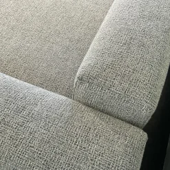 Casamobile Living Ecksofas|Ecksofa Padua aus Stoff Storm 2 Light Grey Grau Füße Schwarz Inklusive Beistelltisch