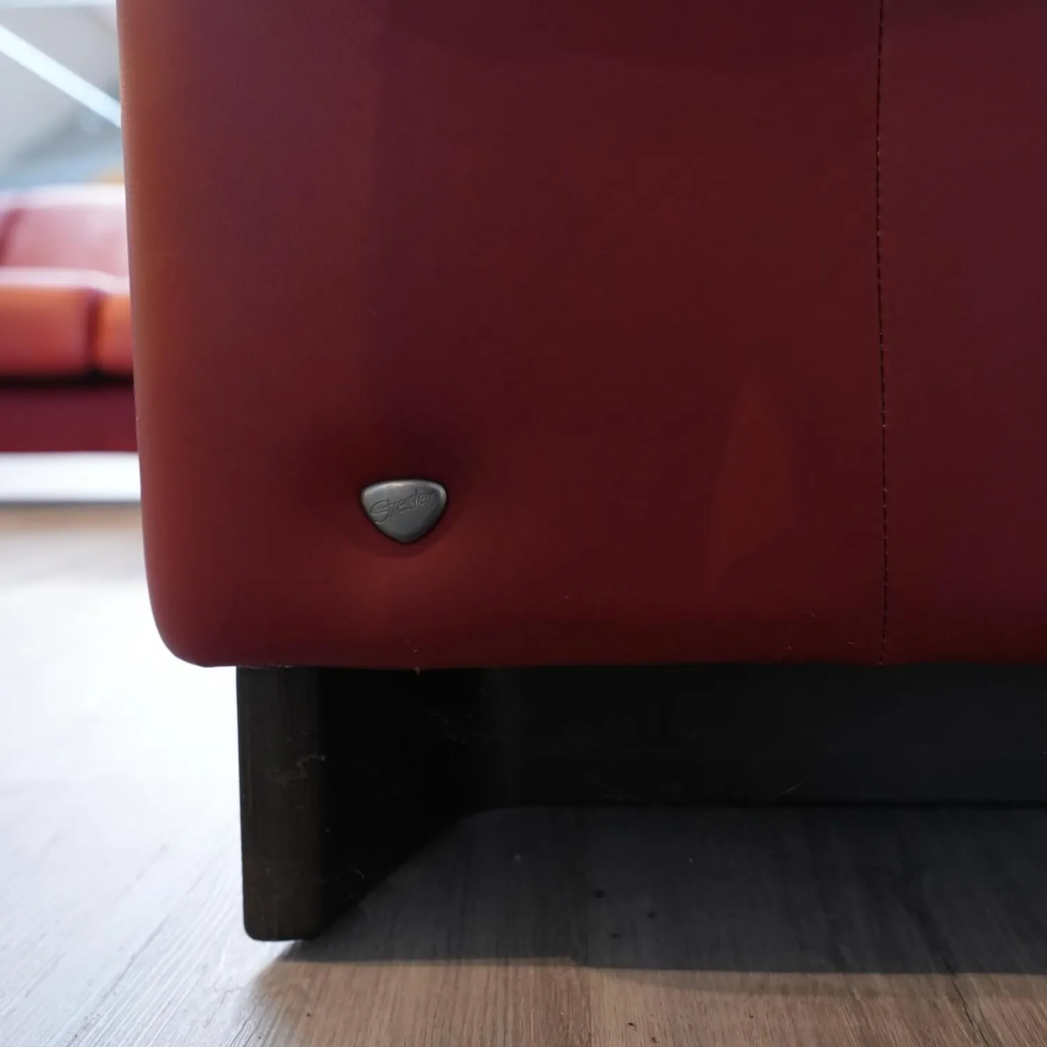 Stressless Ecksofas|Ecksofa Paradies Leder Paloma Cherry Rot Fuß Buche Wenge Schwarz Mit Kissen Und Couchtisch