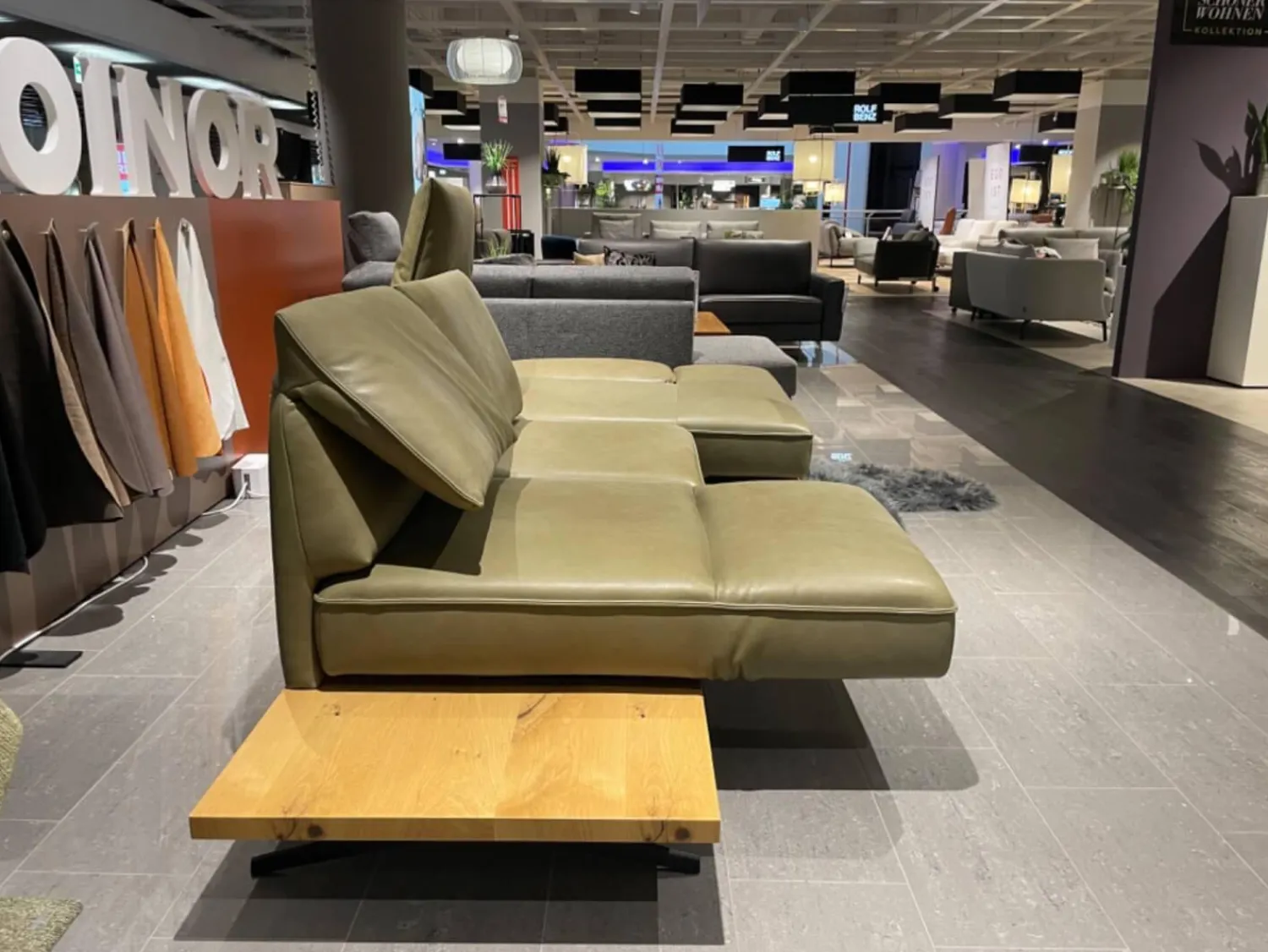 Koinor Ecksofas|Ecksofa Phoenix Leder B Toro Cactus Grün Plateau Wildeiche Furniert Gestell Aluminium Schwertkufe