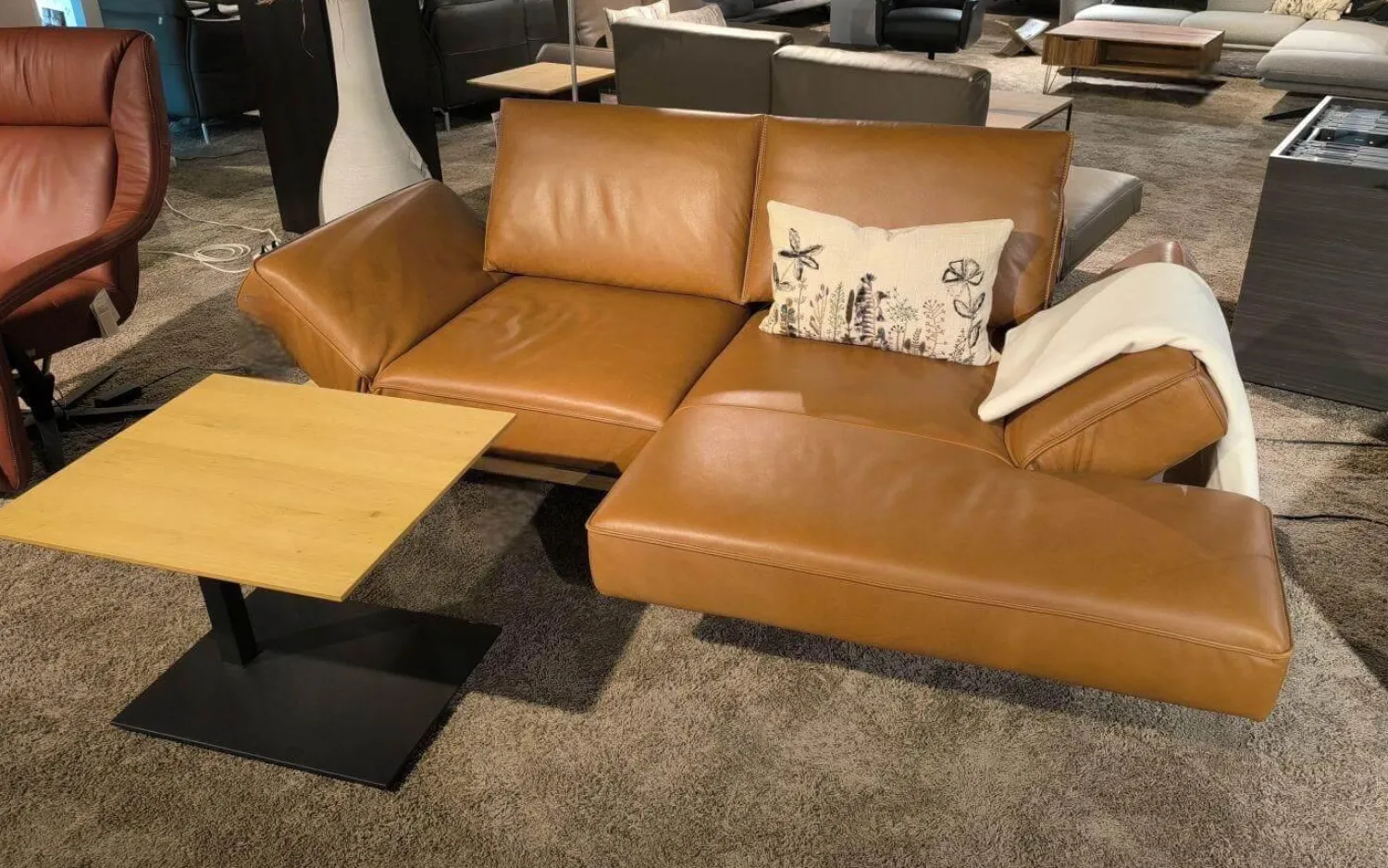 Koinor Ecksofas|Ecksofa Phoenix VZ Leder B Toro Whiskey Braun Plateau Wildeiche Natur Furniert Geölt Kufe Aluminium Schwarz Matt