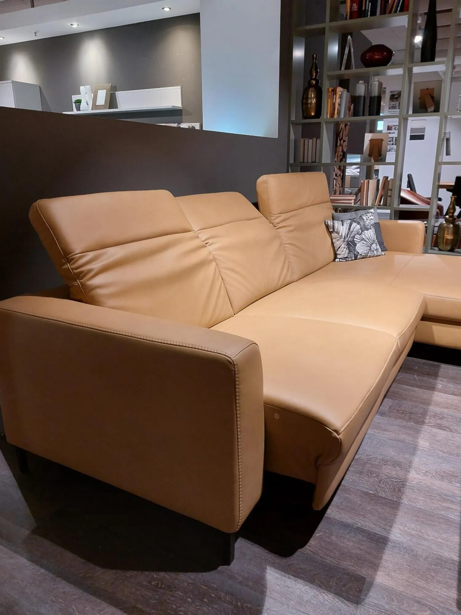 Global Ecksofas|Ecksofa Rafaela Leder Vivre Honig Braun Füße Metall Pulverbeschichtet Schwarz Inklusive Motorischen Sitzvorzug Und Relaxfunktion