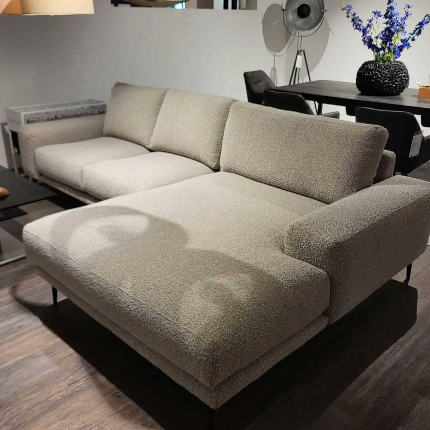 Natura Ecksofas|Ecksofa Redington Stoff Toffee PG D Beige Grau Metallfuß Schwarz Mit Losen Rückenkissen Mit Inlett