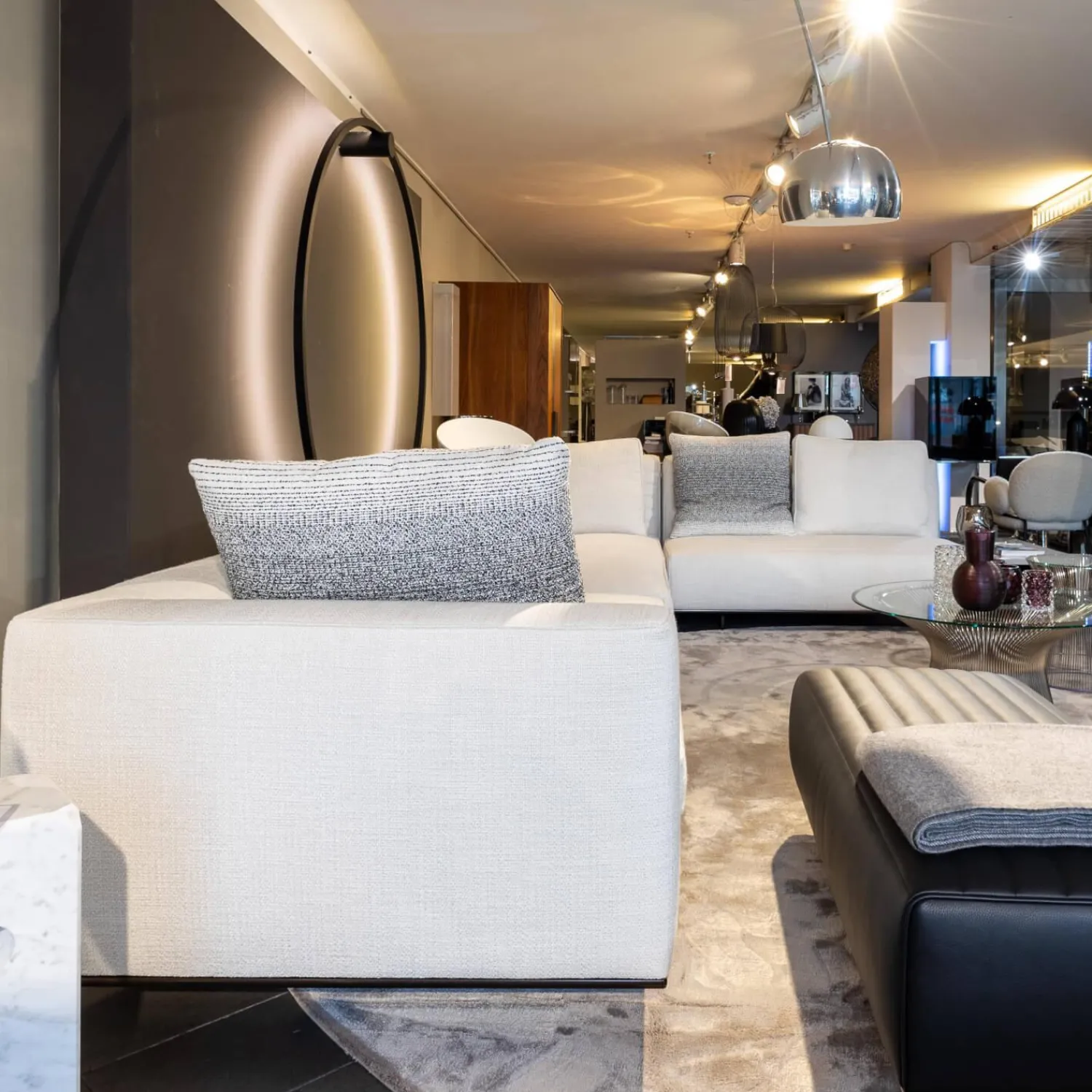 Minotti Wohnlandschaften|Ecksofa Roger Suite Spring Stoff Natte 01 Bianco Weiß Case Lackiert Ghiaccio mit gleichfarbigen Kissen