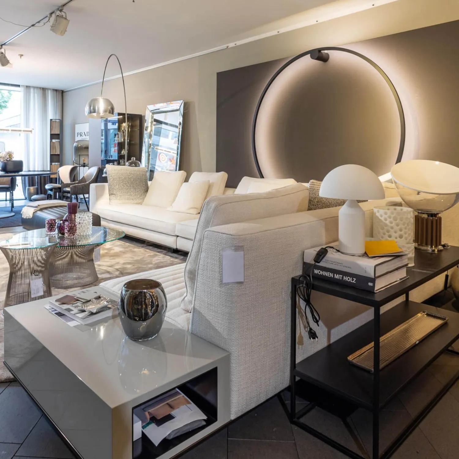 Minotti Wohnlandschaften|Ecksofa Roger Suite Spring Stoff Natte 01 Bianco Weiß Case Lackiert Ghiaccio mit gleichfarbigen Kissen