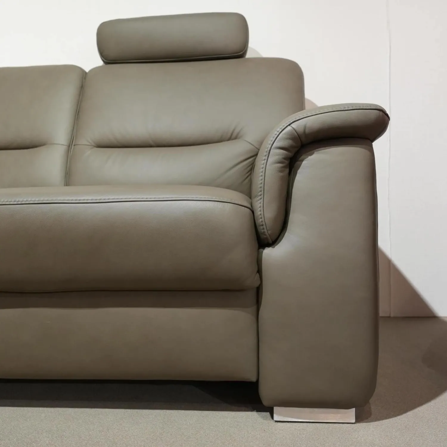 Polinova Ecksofas|Ecksofa Urbino Leder Vivre Smoke Grau Füße Aluminium Inklusive Kopfstütze
