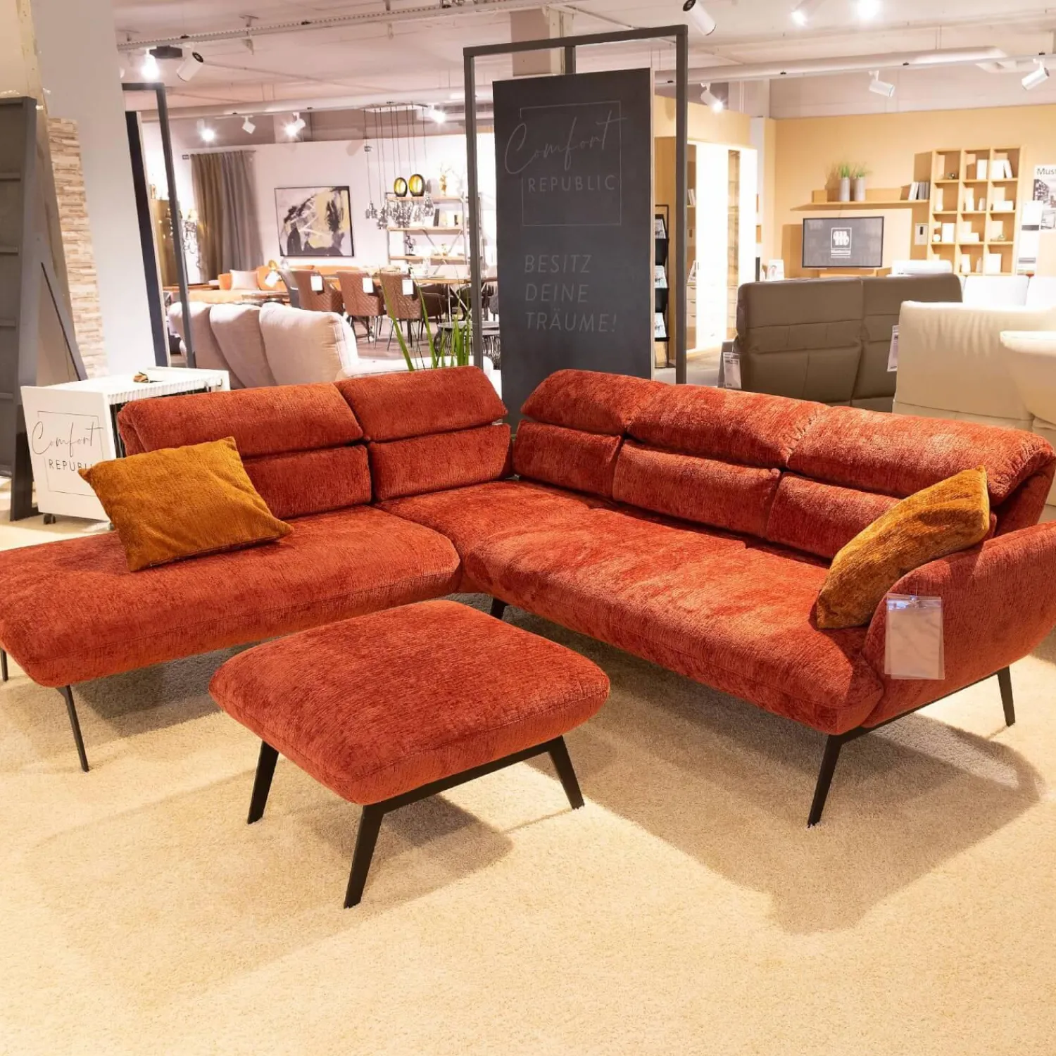 Comfort Republic Ecksofas|Ecksofa Valentina Inklusive Hocker Bezug Fusion 36 Farbton Carmine Rot Fuß Metall MR1 Schwarz Mit Kissen