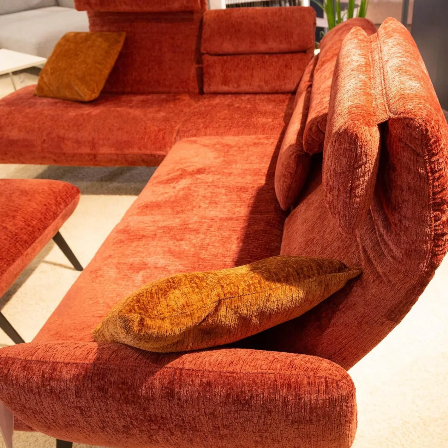 Comfort Republic Ecksofas|Ecksofa Valentina Inklusive Hocker Bezug Fusion 36 Farbton Carmine Rot Fuß Metall MR1 Schwarz Mit Kissen