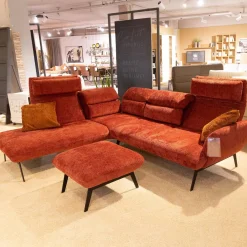 Comfort Republic Ecksofas|Ecksofa Valentina Inklusive Hocker Bezug Fusion 36 Farbton Carmine Rot Fuß Metall MR1 Schwarz Mit Kissen