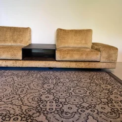 Violetta Ecksofas|Ecksofa Vita 9 Stoff 30 Gingerbread mit Kissen und integrierten Ablagen