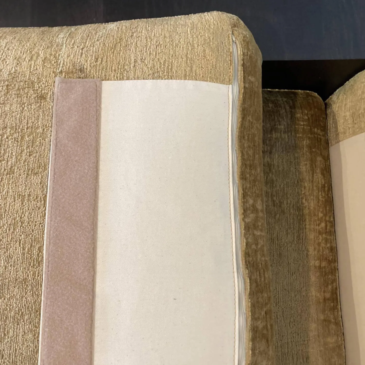 Violetta Ecksofas|Ecksofa Vita 9 Stoff 30 Gingerbread mit Kissen und integrierten Ablagen