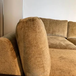 Violetta Ecksofas|Ecksofa Vita 9 Stoff 30 Gingerbread mit Kissen und integrierten Ablagen