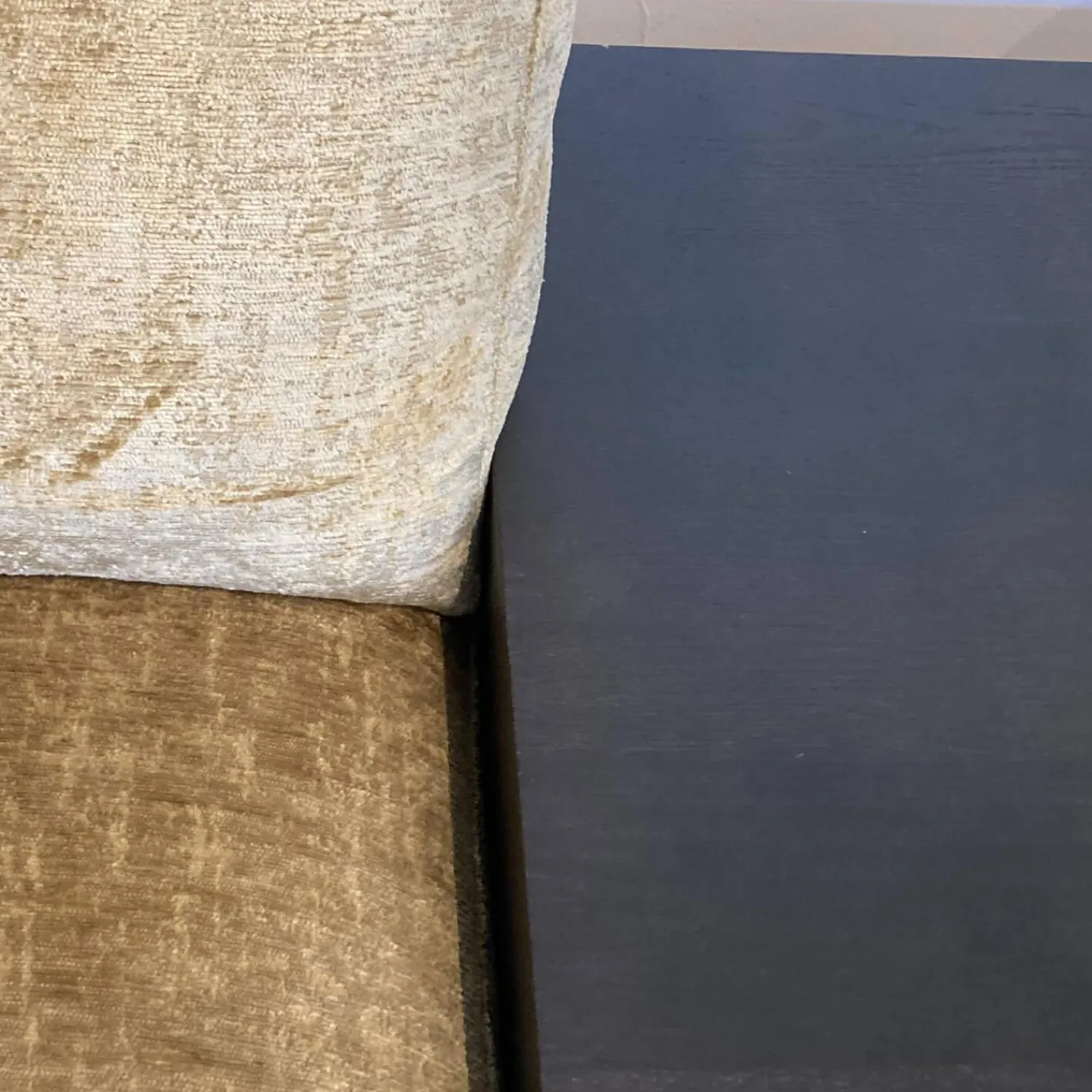 Violetta Ecksofas|Ecksofa Vita 9 Stoff 30 Gingerbread mit Kissen und integrierten Ablagen