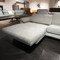 Carina Ecksofas|Ecksofa Viva 246 Stoff Famous Frost Grey Grau Metallfuß 865 Schwarz Matt Inklusive Kopfstütze