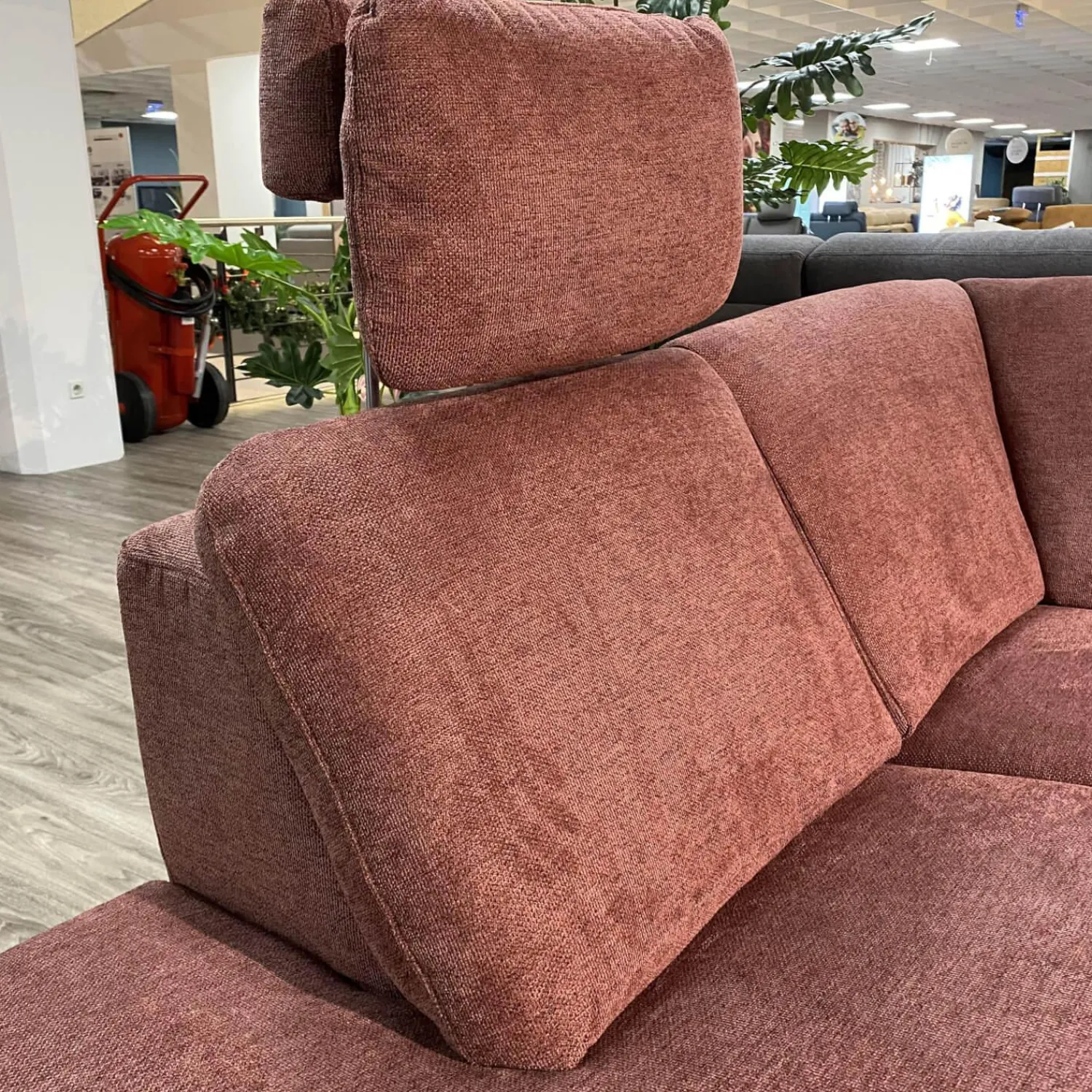 Zehdenick Ecksofas|Ecksofa ZE EM20010 Stoff Cyber Barolo Rot Füße Aluminium Schwarz Pulverbeschichtet Inklusive 2 Kopfstützen