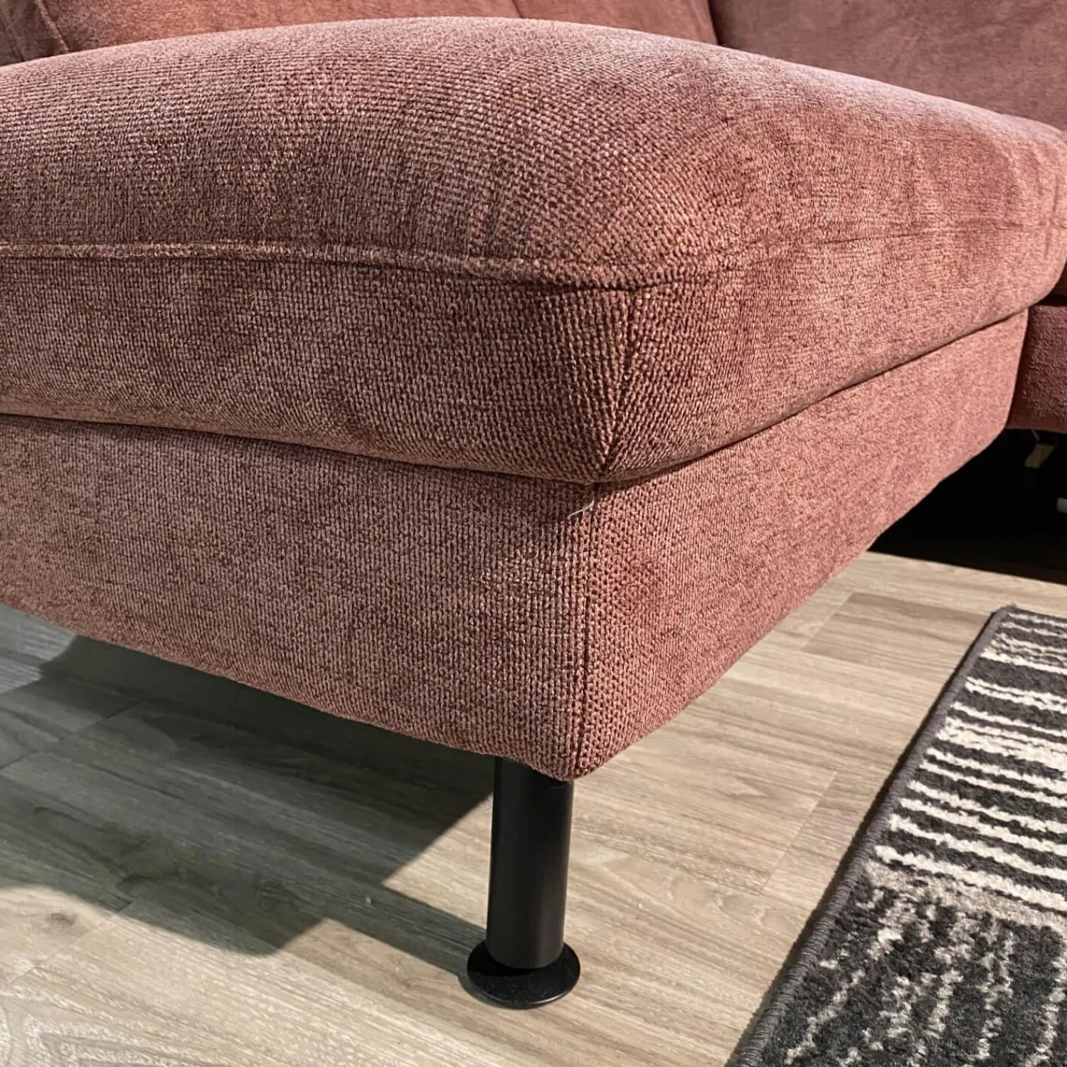 Zehdenick Ecksofas|Ecksofa ZE EM20010 Stoff Cyber Barolo Rot Füße Aluminium Schwarz Pulverbeschichtet Inklusive 2 Kopfstützen