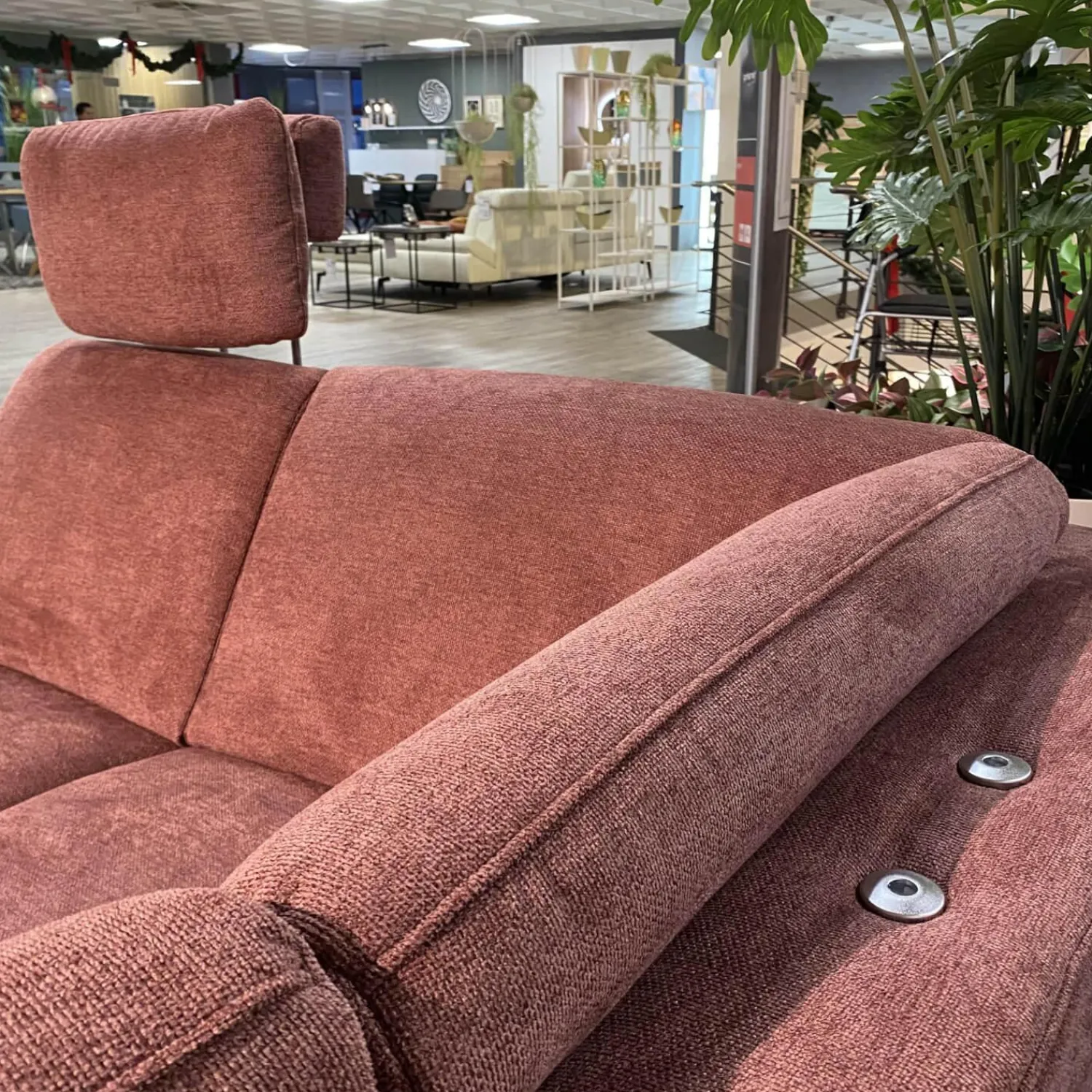 Zehdenick Ecksofas|Ecksofa ZE EM20010 Stoff Cyber Barolo Rot Füße Aluminium Schwarz Pulverbeschichtet Inklusive 2 Kopfstützen