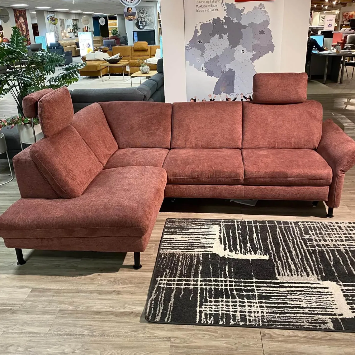 Zehdenick Ecksofas|Ecksofa ZE EM20010 Stoff Cyber Barolo Rot Füße Aluminium Schwarz Pulverbeschichtet Inklusive 2 Kopfstützen