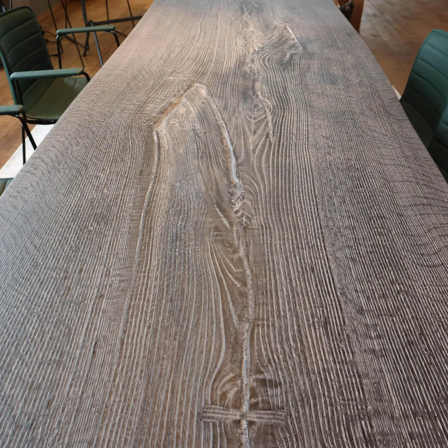 Heidingsfelder Manufaktur Esstische|Einstammtisch Naturkante Eiche Schwarz Geflammt Struktur Weiß Ausgebürstet