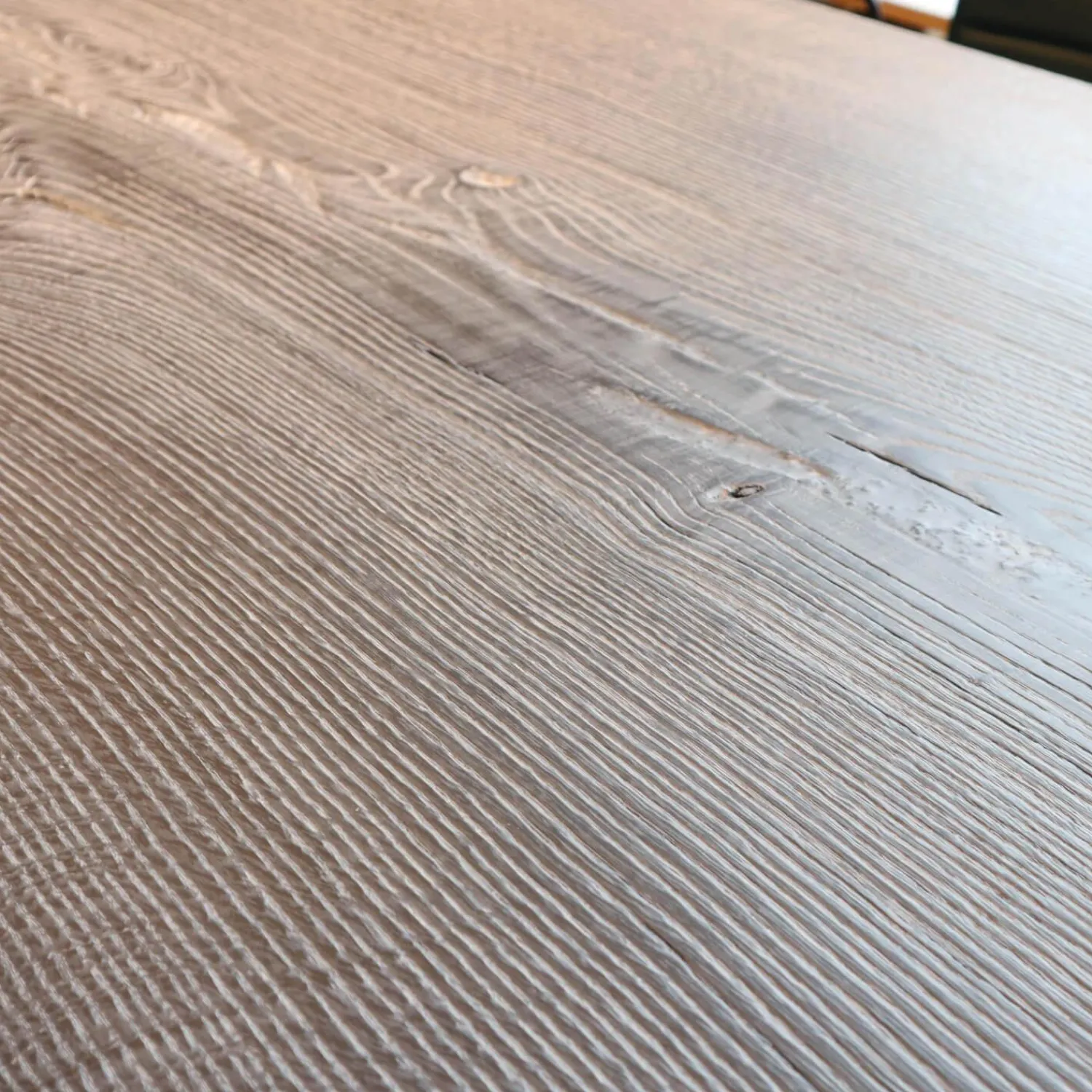 Heidingsfelder Manufaktur Esstische|Einstammtisch Naturkante Eiche Schwarz Geflammt Struktur Weiß Ausgebürstet