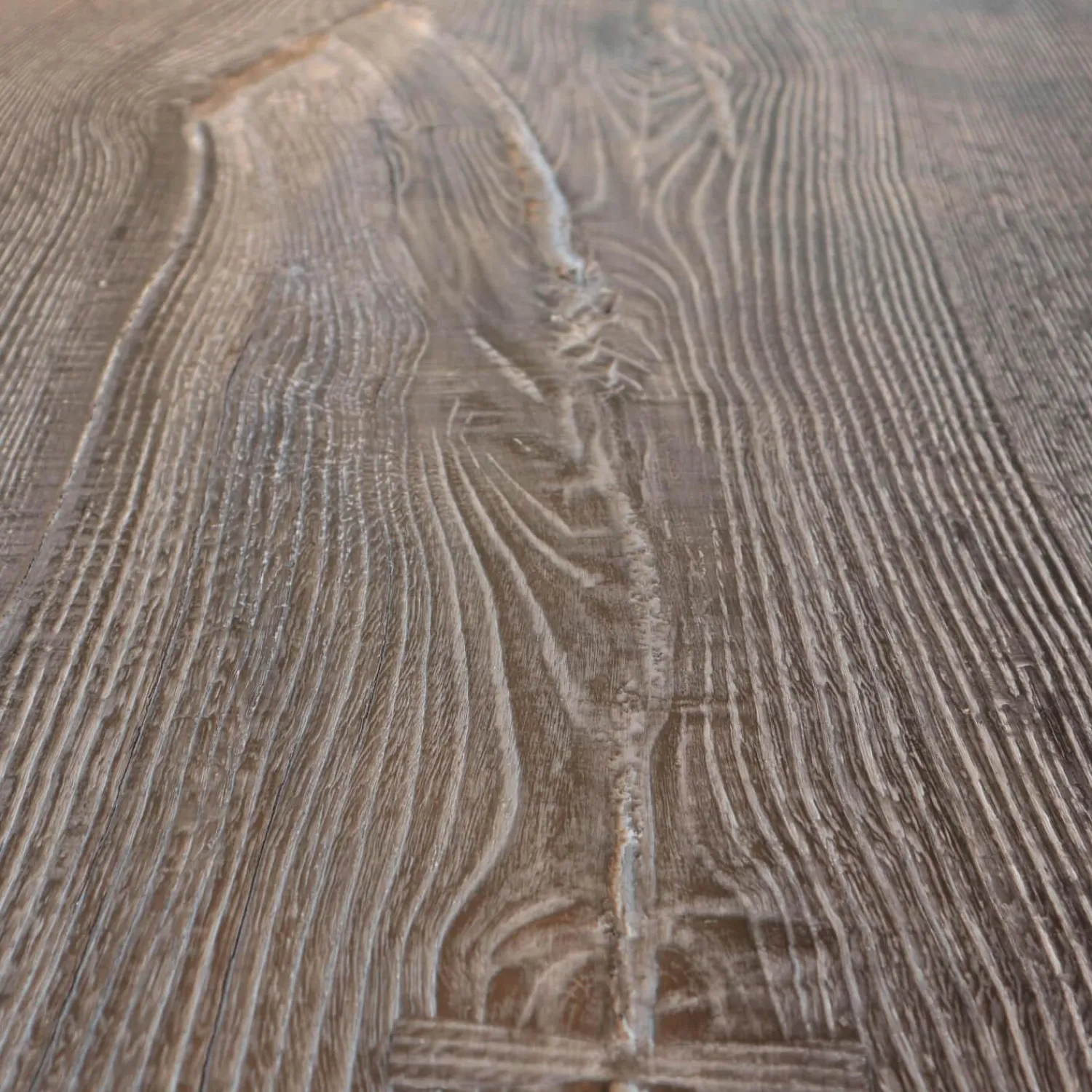 Heidingsfelder Manufaktur Esstische|Einstammtisch Naturkante Eiche Schwarz Geflammt Struktur Weiß Ausgebürstet