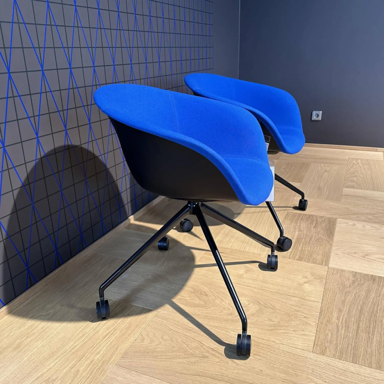 Arper Stuhlsets|2-er Set Armlehnsessel Duna 02 4217 Stoff Jet Fidvi Blau Gestell Aluminium Schwarz Lackiert Spinnenfuß Mit Selbstbremsenden Rollen