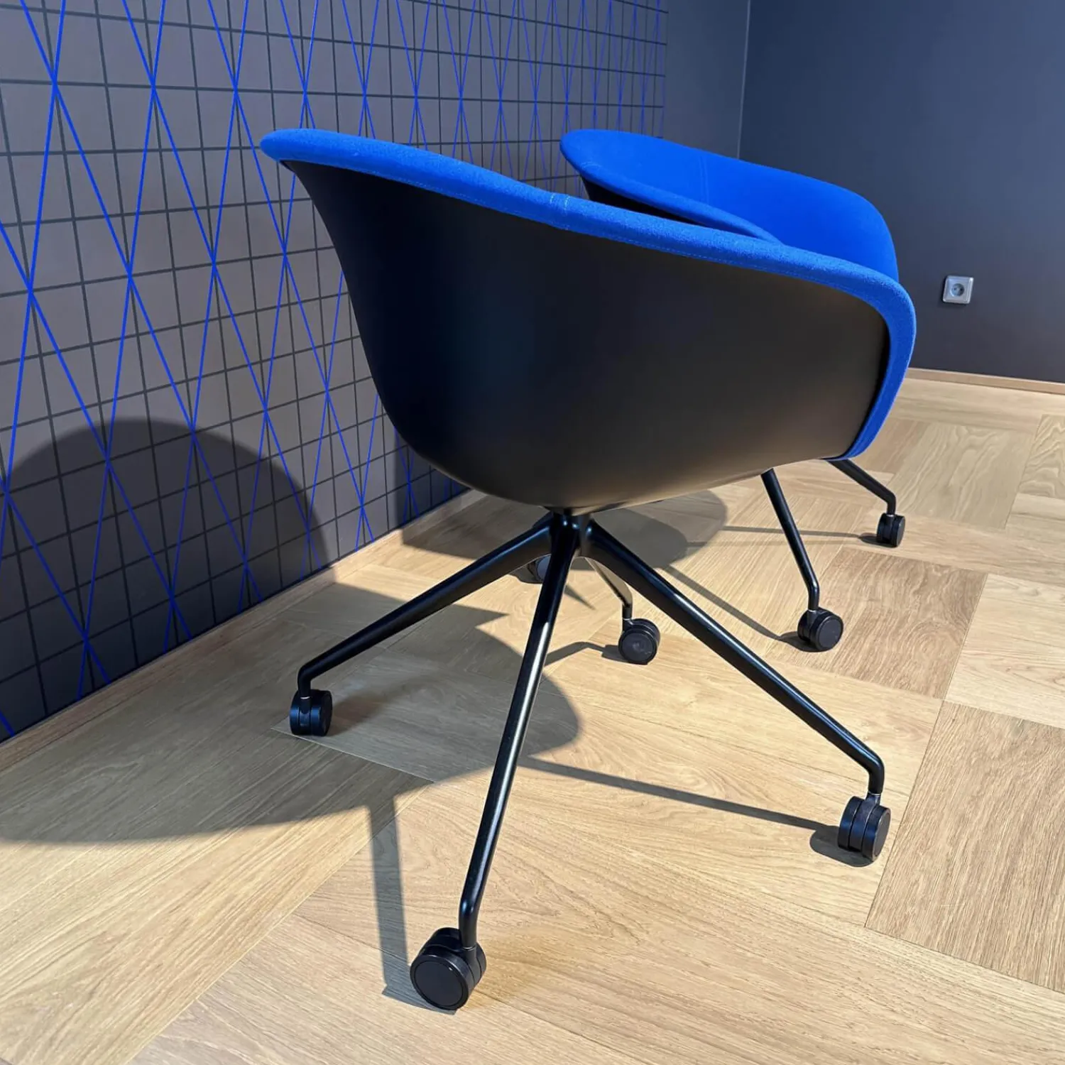 Arper Stuhlsets|2-er Set Armlehnsessel Duna 02 4217 Stoff Jet Fidvi Blau Gestell Aluminium Schwarz Lackiert Spinnenfuß Mit Selbstbremsenden Rollen