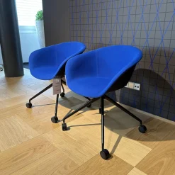 Arper Stuhlsets|2-er Set Armlehnsessel Duna 02 4217 Stoff Jet Fidvi Blau Gestell Aluminium Schwarz Lackiert Spinnenfuß Mit Selbstbremsenden Rollen