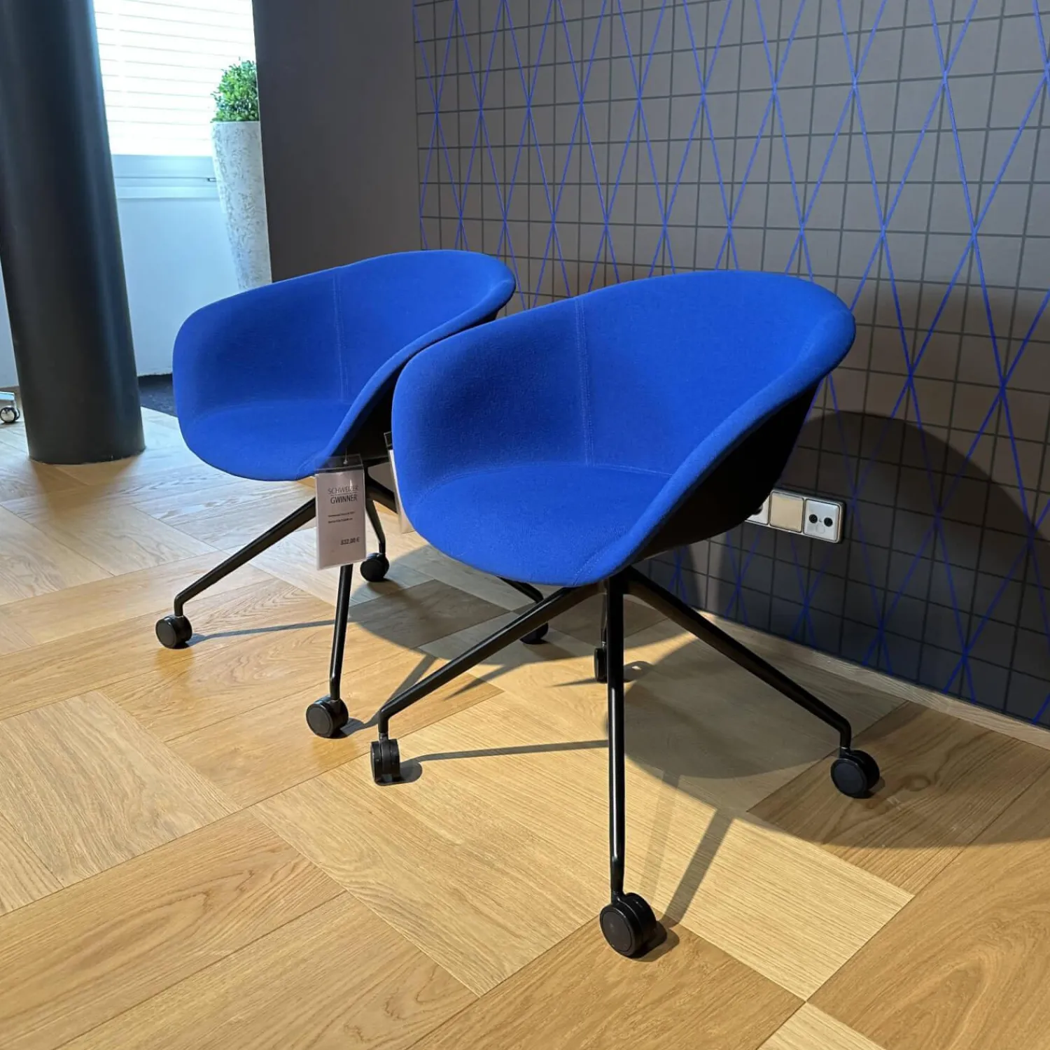 Arper Stuhlsets|2-er Set Armlehnsessel Duna 02 4217 Stoff Jet Fidvi Blau Gestell Aluminium Schwarz Lackiert Spinnenfuß Mit Selbstbremsenden Rollen