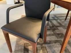 Scholtissek Stuhlsets|4er Set Armlehnstuhl Fira Leder Genua Schwarz Gestell Nussbaum Massiv Natur Geölt