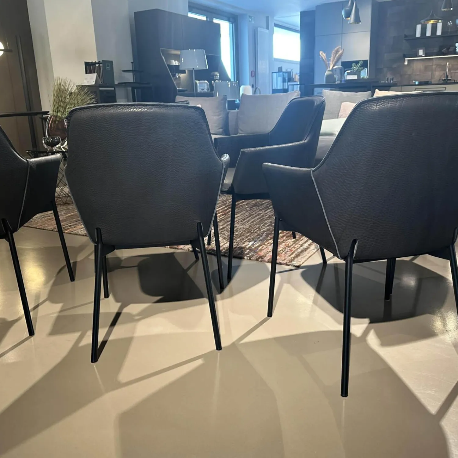 Freifrau Stuhlsets|6er Set Armlehnstuhl High Grace Leder Magnum Ebony 96001 Schwarz Gestell Stahl Schwarz