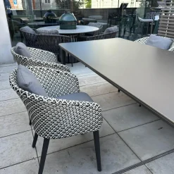 DEDON Essgruppen|4er Set Armlehnstuhl MBrace Rücken Fasergeflecht Pepper Weiß Schwarz Gestell Aluminium Schwarz Mit Sitzkissen