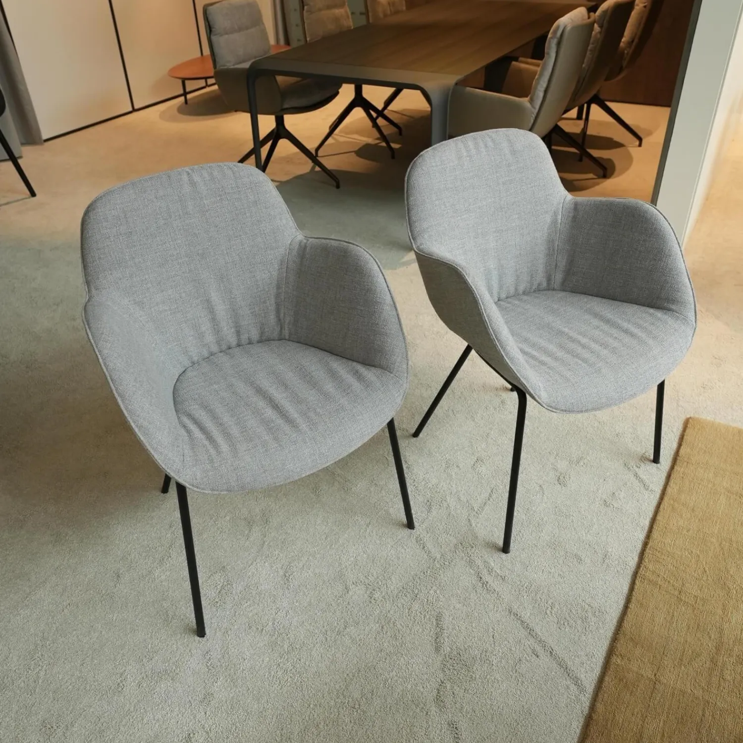 Walter Knoll Stuhlsets|2er Set Armlehnstuhl Sheru Stoff Gaia 7891 Platin Grau 4 Bein Untergestell Matt Pulverbeschichtet Schwarz