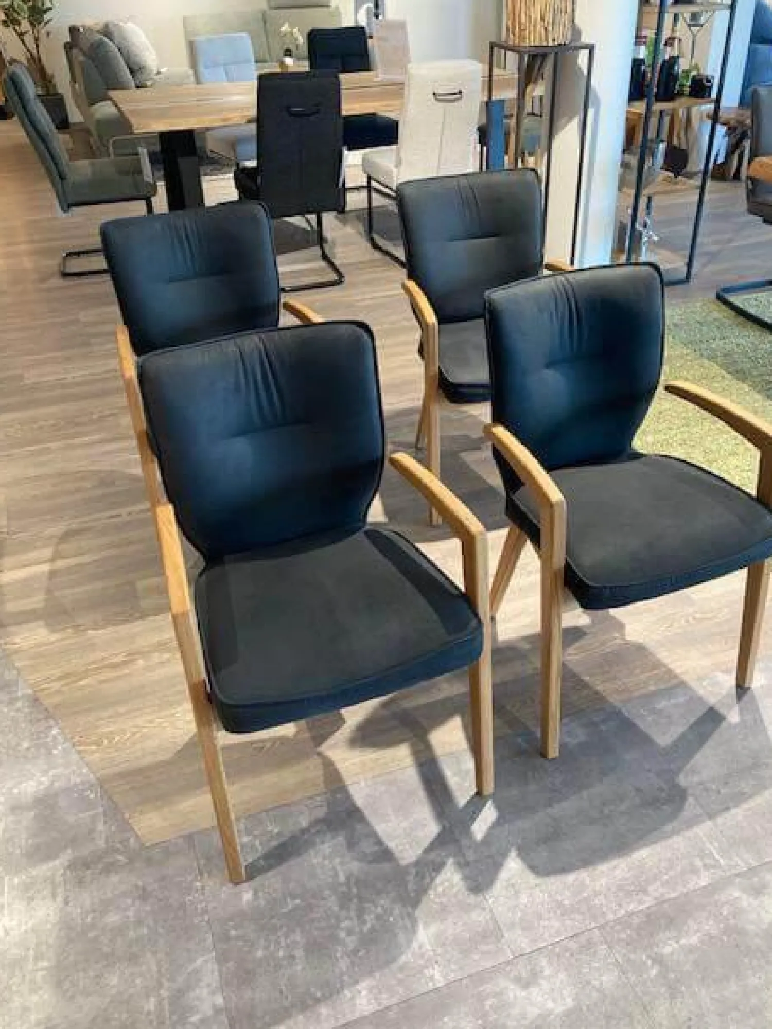 Natura Stuhlsets|4er Set Armlehnstuhl Wilshere Stoff Texel 510 Anthrazit Gestell Massivholz Geölt