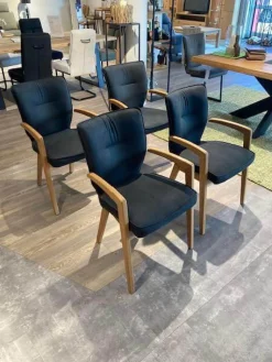 Natura Stuhlsets|4er Set Armlehnstuhl Wilshere Stoff Texel 510 Anthrazit Gestell Massivholz Geölt